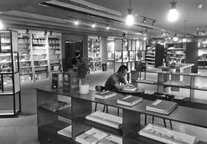 读者正在书店内安静地阅读。河南省新华书店发行集团 供图