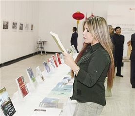 11月24日，在黎巴嫩首都贝鲁特的联合国教科文宫，一名来宾在中国优秀出版物展现场阅读展出的书籍。新华社记者 李良勇 摄